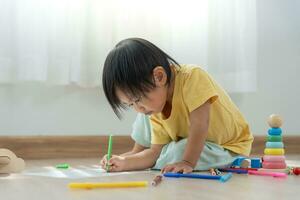 gelukkig Azië kinderen spelen aan het leren verf Aan papier. werkzaamheid, ontwikkeling, iq, gelijk, meditatie, brein, spieren, essentieel vaardigheden, familie hebben pret uitgeven tijd samen. vakantie foto