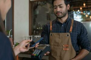 vrouw gebruik smartphone naar scannen qr code voor bestellen menu in cafe restaurant met een digitaal levering. Kiezen menu en bestellen accumuleren korting. e portemonnee, technologie, betalen online, credit kaart, bank app. foto