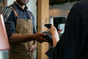 vrouw gebruik smartphone naar scannen qr code naar betalen in cafe restaurant met een digitaal betaling zonder contant geld. Kiezen menu en bestellen accumuleren korting. e portemonnee, technologie, betalen online, credit kaart, bank app foto