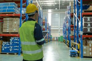 Aziatisch mannetje fabriek inspecteren en controleren voorraad Aan magazijn, tellen voorraad Product. vervoer logistiek bedrijf Verzenden, levering naar klanten. inspectie, pakhuis, opslag, fabriek, beheren. foto