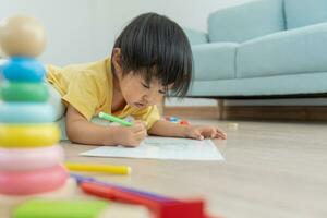 gelukkig Azië kinderen spelen aan het leren verf Aan papier. werkzaamheid, ontwikkeling, iq, gelijk, meditatie, brein, spieren, essentieel vaardigheden, familie hebben pret uitgeven tijd samen. vakantie foto