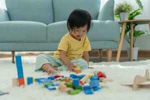 gelukkig Azië kinderen spelen aan het leren verf Aan papier. werkzaamheid, ontwikkeling, iq, gelijk, meditatie, brein, spieren, essentieel vaardigheden, familie hebben pret uitgeven tijd samen. vakantie foto