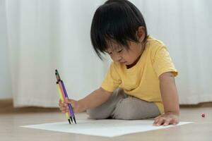 gelukkig Azië kinderen spelen aan het leren verf Aan papier. werkzaamheid, ontwikkeling, iq, gelijk, meditatie, brein, spieren, essentieel vaardigheden, familie hebben pret uitgeven tijd samen. vakantie foto