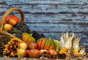 mand vol van fruit en herfst bloemen foto