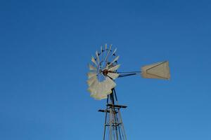 een windmolen in de Argentijns platteland foto