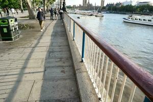 mooi laag hoek visie van Londen oog, van historisch groot ben klok toren rivier- Theems, Bij Westminster centraal Londen, Engeland Super goed Brittannië, uk. beeld gevangen genomen gedurende bewolkt dag van augustus 2e, 2023 foto