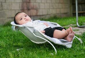 dichtbij omhoog schot van schattig Aziatisch Pakistaans 4 maanden oud baby jongen, wie is genieten van Bij huis tuin Bij luton stad van Engeland uk. beeld was gevangen genomen Aan juli 23e, 2023 foto