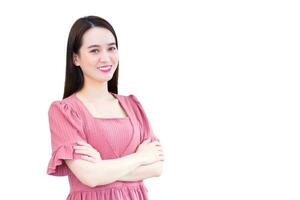 professioneel jong Aziatisch zelfverzekerd bedrijf geslaagd vrouw wie draagt roze is staand met arm gekruiste en glimlachen in werken kamer Bij huis terwijl geïsoleerd Aan wit achtergrond. foto