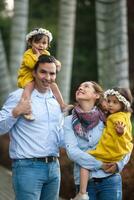 familie van vier hebben pret buitenshuis in een mooi zonnig dag Bij de park. geluk concept. familie concept. foto