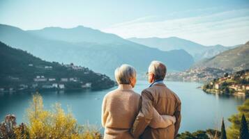 senior stel, bergen en meer visie achtergrond foto