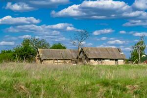 mooi oud verlaten gebouw boerderij huis in platteland Aan natuurlijk achtergrond foto