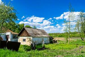 mooi oud verlaten gebouw boerderij huis in platteland Aan natuurlijk achtergrond foto