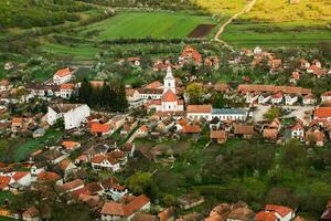 rijmthee is een klein dorp gelegen in Transsylvanië, Roemenië. het is gelegen in de apuseni bergen en is bekend voor haar pittoreske instelling en goed bewaard gebleven Hongaars bouwkundig stijl. foto