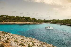 mooi zonsondergang strand landschap, exotisch tropisch eiland natuur, blauw zee water, oceaan golven, zomer vakantie vakantie in Mallorca, Spanje foto