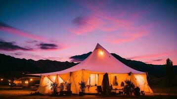 camping in de bergen Bij zonsondergang. ai generatief foto