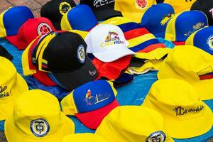 bogotá, Colombia, 16 augustus 2023. hoeden en vlaggen voor uitverkoop voor de maart vragen voor gustav petroleum afzetting. la marcha de la burgemeester. foto