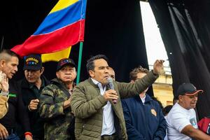 bogotá, Colombia, 16 augustus 2023. senator Jose vicente carreno Bij de maart vragen voor gustav petroleum afzetting. vredig protest. la marcha de la burgemeester. foto