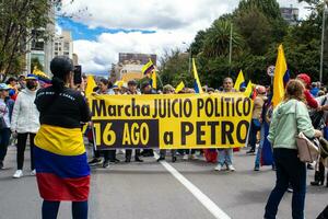 bogotá, Colombia, 16 augustus 2023. maart vragen voor gustav petroleum afzetting. vredig protest maart in Bogota Colombia tegen de regering van gustav petroleum gebeld la marcha de la burgemeester. foto