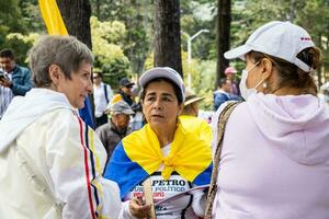 bogotá, Colombia, 16 augustus 2023. mensen ondertekening voor de cabildo abierto. Marche vragen voor gustav petroleum afzetting. foto