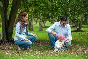 familie van drie hebben pret buitenshuis in een mooi zonnig dag Bij de park. geluk concept. familie concept. foto