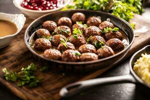 Zweeds gehaktballen, kottbullar, in een pan bekroond met vers peterselie foto