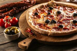 pizza diavola traditioneel Italiaans maaltijd met pittig salami peperoni Chili en olijven foto