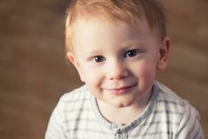 schattig jongen is op zoek in de camera foto