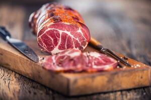 varkensvlees vlees.varkensvlees karbonade gerookt. traditioneel gerookt vlees Aan eik houten tafel in andere standen foto