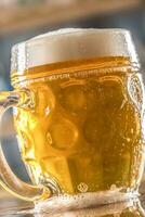mok van verkoudheid bier Aan bar teller in kroeg of restaurant foto