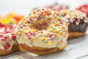 zoet geglazuurd donuts Aan tafel - dichtbij omhoog foto