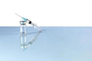 spuit en injectieflacon met coronavirusvaccin foto