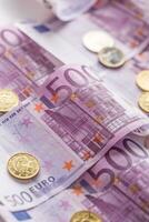 detailopname vijf honderd euro bankbiljetten munten geld en valuta foto