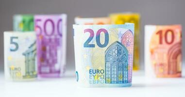 meerdere honderd broodjes van euro bankbiljetten in verschillend posities. euro geld concept foto