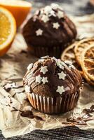 Kerstmis chocola heerlijk muffins besprenkeld met topping en wit sterren foto