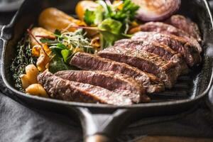 rundvlees flank steak in rooster pan met zute aardappel puree knoflook en kruid decoratie foto