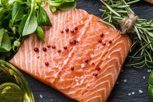 rauw Zalm filet met rozemarijn basilicum olijf- olie zout en peper foto