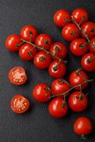 heerlijk vers kers tomaten Aan de takken net zo een ingrediënt voor Koken een vegetarisch schotel foto