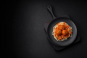heerlijk vers gehaktballen en pasta in tomaat saus met zout, specerijen en kruiden foto