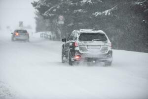 liptov, Slowakije - januari 30, 2022. auto gedekt in sneeuw het rijden in sneeuwstorm Aan een verkoudheid winter dag foto