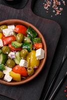 heerlijk vers, sappig Grieks salade met feta kaas, olijven, tomaten, komkommer foto