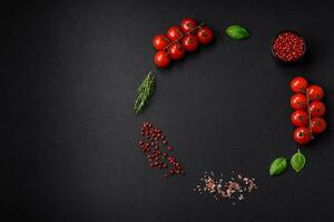 ingrediënten voor Koken kers tomaten, zout, specerijen en kruiden foto