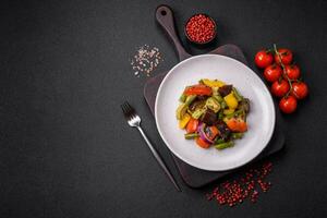 heerlijk sappig vers salade van gebakken aubergine, tomaten, courgette, uien foto