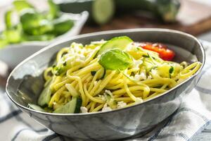 spaghetti courgette rauw veganistisch pasta met feta kaas komkommer en basilicum foto