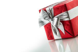 Kerstmis Valentijn of verjaardag rood geschenk doos met zilver lint geïsoleerd Aan wit foto