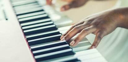 detailopname een zwart vrouw handen spelen Aan piano foto