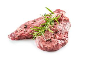 rundvlees meet biefstuk steak verstand rozemarijn zout en peper geïsoleerd Aan wit foto