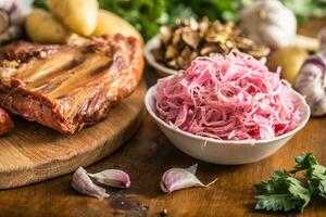 verzuren kool droog champignons gerookt varkensvlees ribben worstjes knoflook aardappelen en selderij kruiden foto