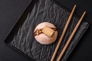 heerlijk zoet kleurrijk mochi desserts of ijs room met rijst- deeg en toppings foto