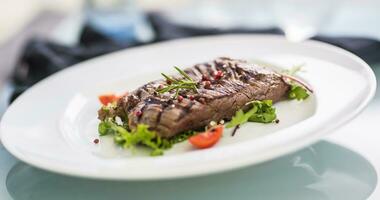 detailopname sappig flank steak van groente salade. foto