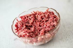 fijngehakt rundvlees varkensvlees of lam vlees in een glas kom foto
